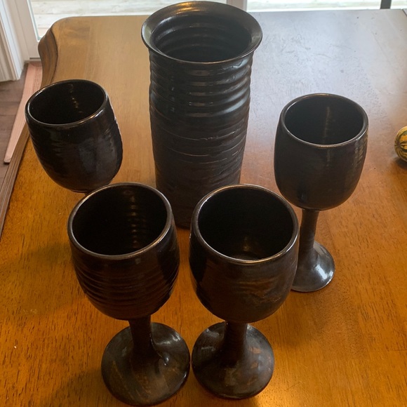 Pottery wine glasses (4) and wine bottle holder - Picture 1 of 10